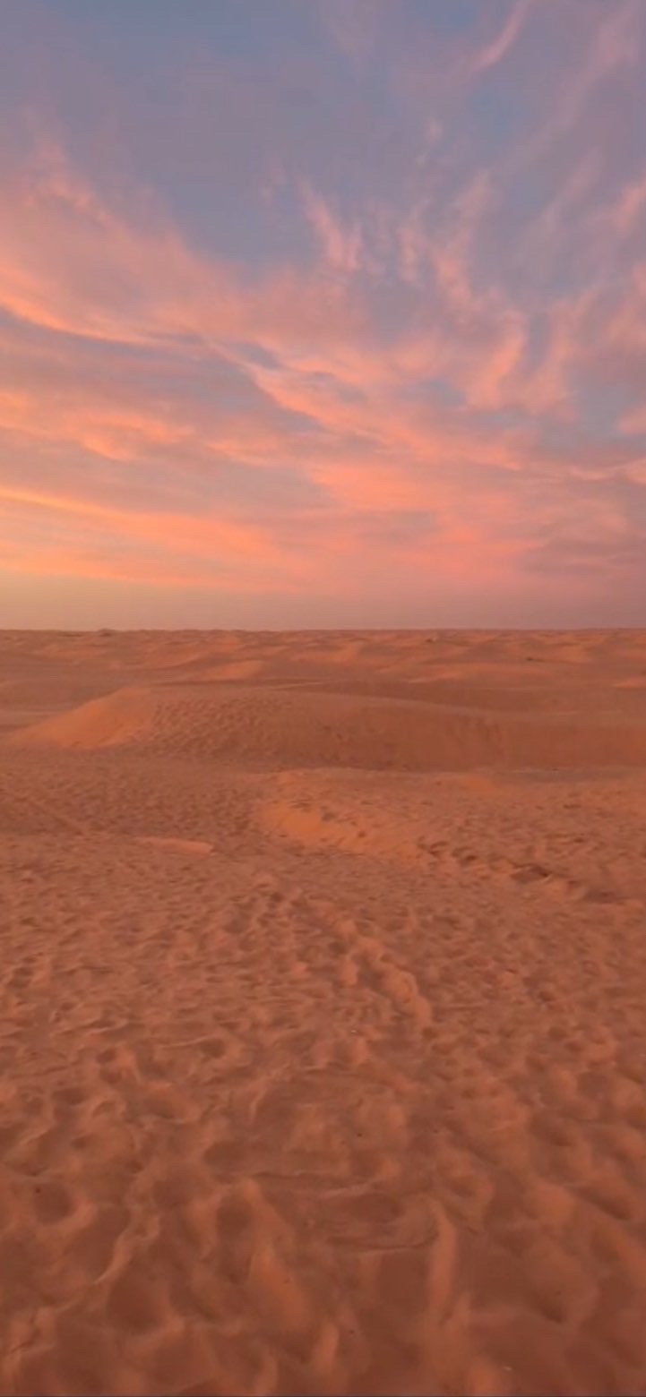 Sanddünen der Sahara bei Sonnenuntergang in Tunesien