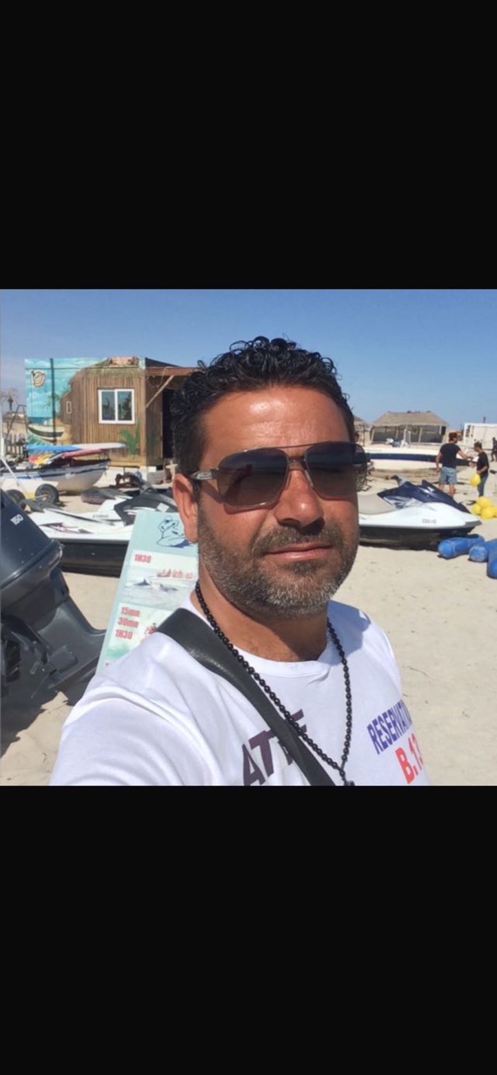 Atef Gorai am Strand von Djerba mit Jetskis im Hintergrund